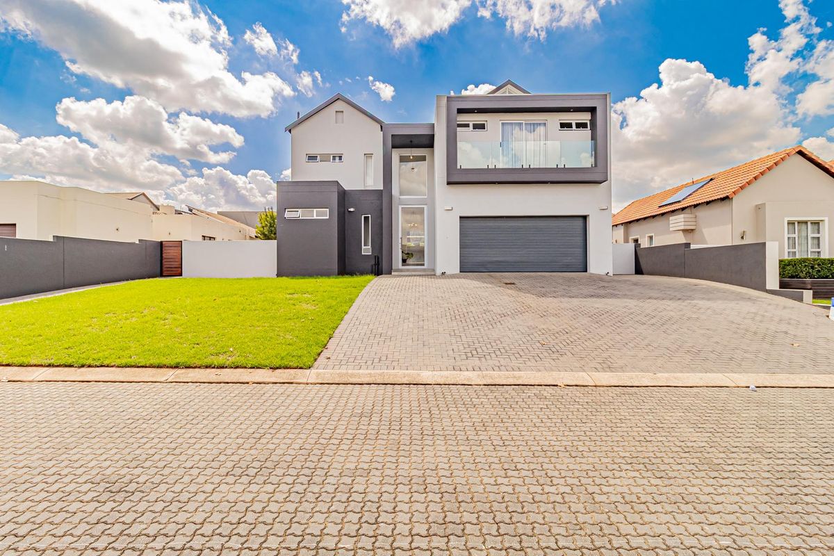 Luxury Living in a Secure and Sought-After Estate - Photo 3