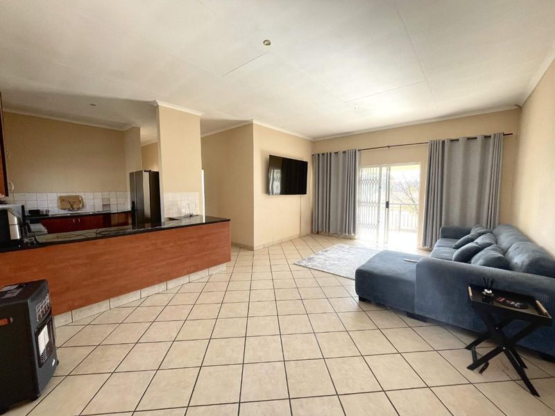 Spacious living, Prime location, Exceptional investment potential. No transfer Duty - Photo 2