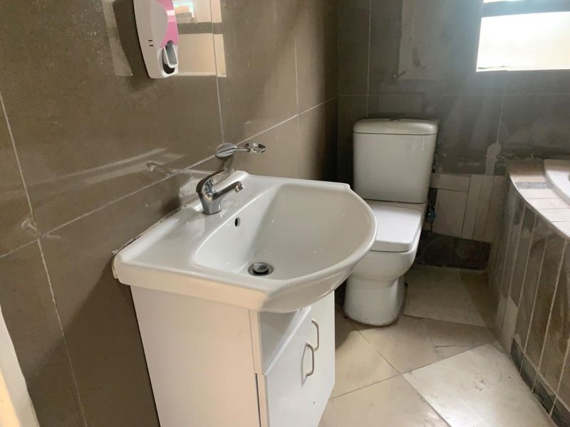 3 Bedroom house with a 4 X 1 Bedroom Flat to Rent Out. - Photo 4