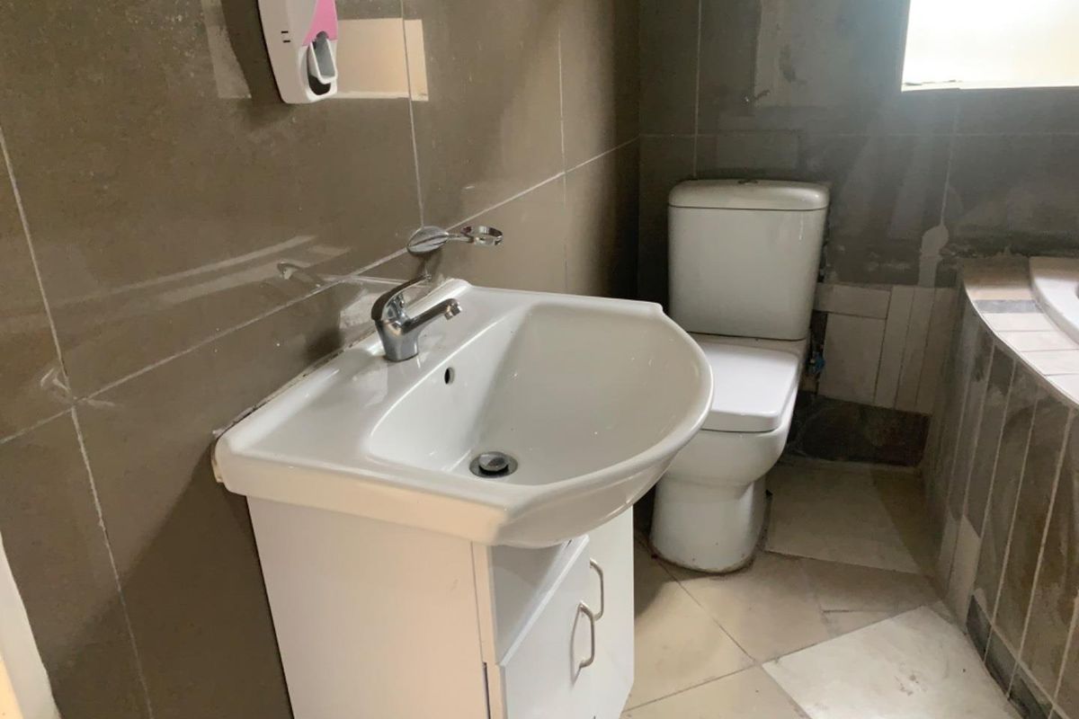 3 Bedroom house with a 4 X 1 Bedroom Flat to Rent Out. - Photo 4