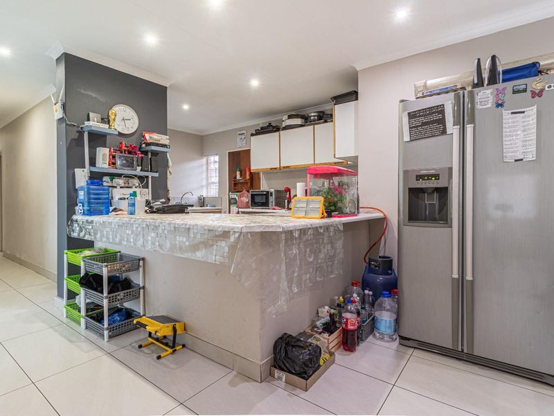 To Let in Helderkruin - Secure Complex - Photo 8