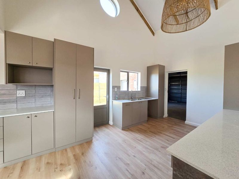 Modern 3 bedroom townhouse for sale in Stilbaai-Wes. - Photo 5