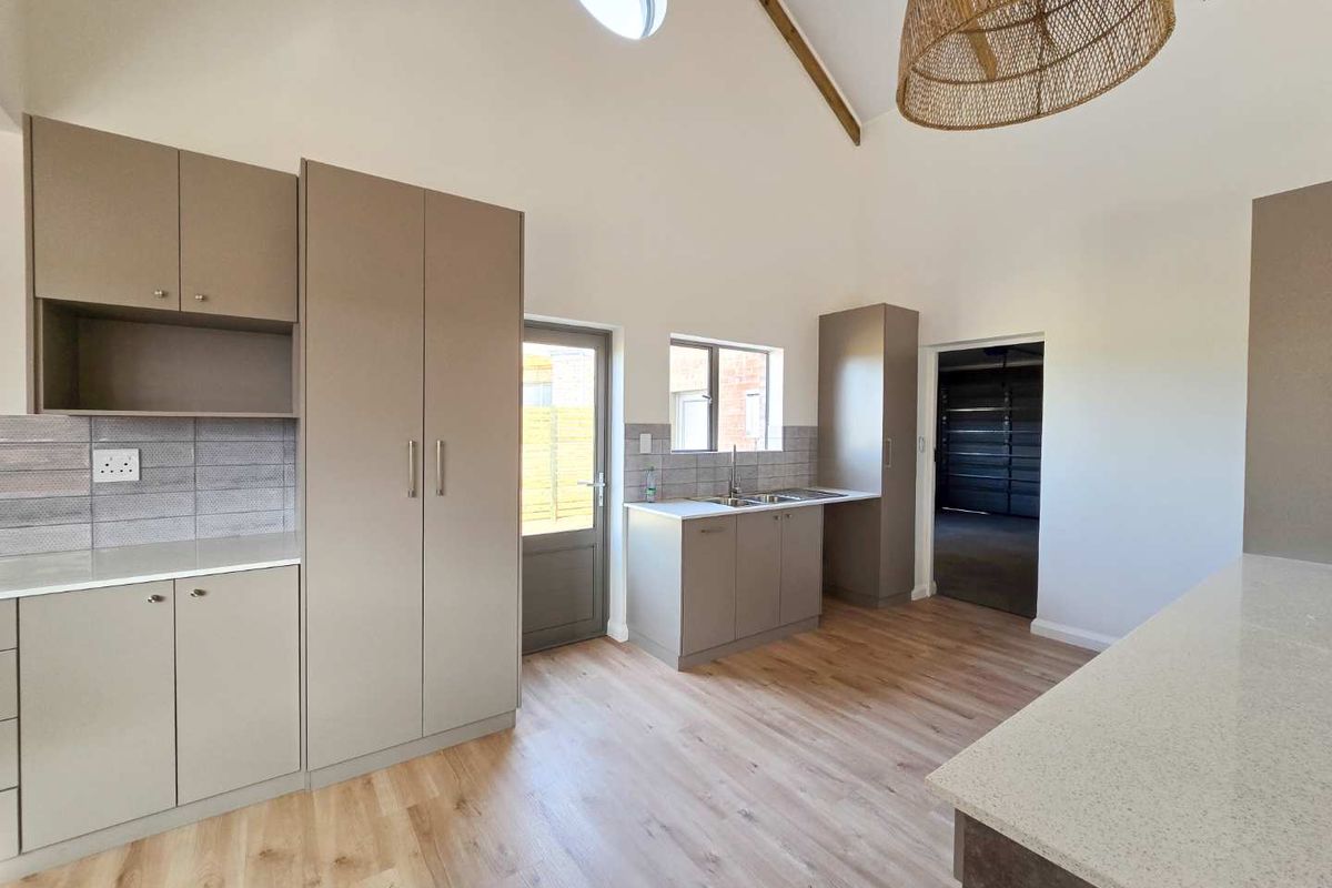 Modern 3 bedroom townhouse for sale in Stilbaai-Wes. - Photo 5