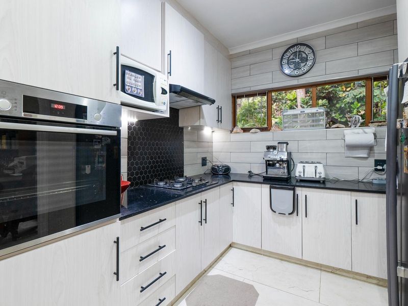 Prime location with flat - Photo 2