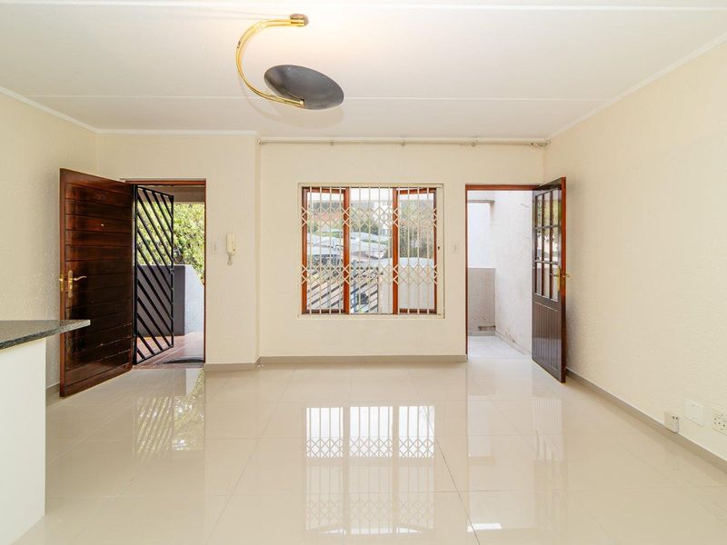 Inviting Top-Floor Apartment – Perfect Lock-Up-and-Go! - Photo 6