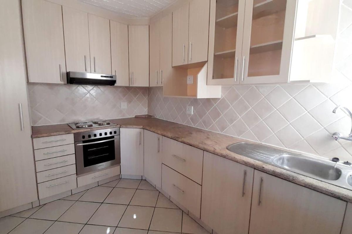 North facing corner unit, all on one level and well maintained with lovely views - Photo 2