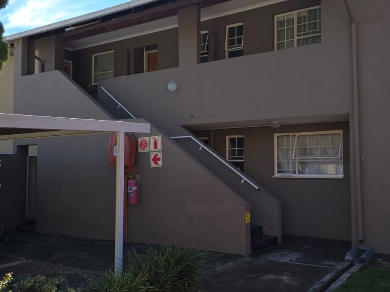 This lock up and go Investment upstairs unit is up for grabs in a 24 security complex. - Photo 2
