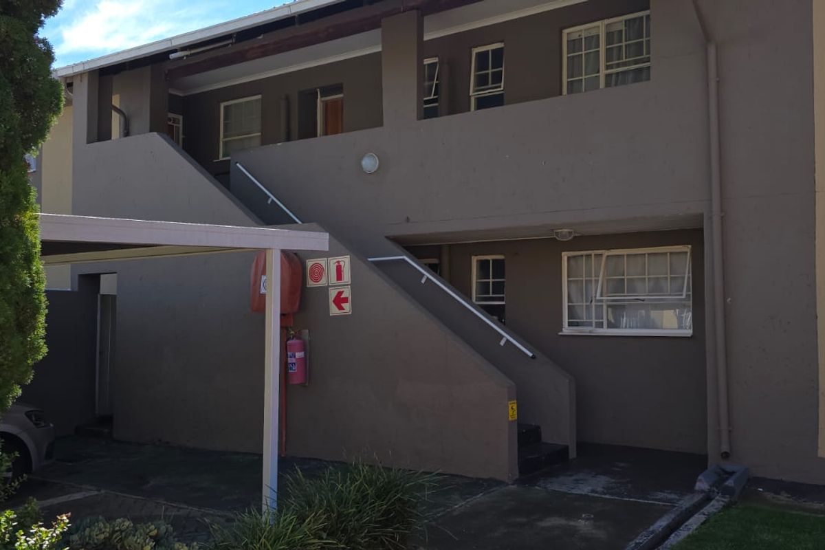 This lock up and go Investment upstairs unit is up for grabs in a 24 security complex. - Photo 2