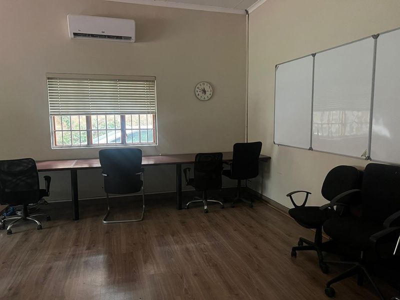 Spacious, Versatile Offices for Rent - Perfect for Your Team! - Photo 5