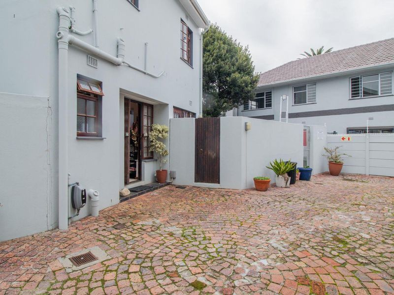 Spacious Fixer-Upper in Secure Gated Complex – Unlock the Potential! - Photo 3