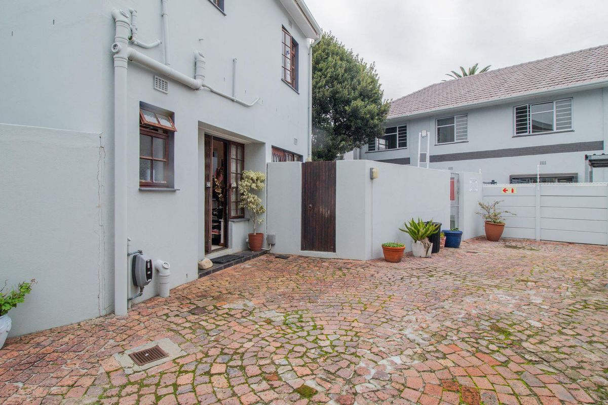 Spacious Fixer-Upper in Secure Gated Complex – Unlock the Potential! - Photo 3