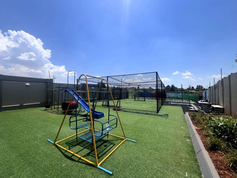 Family-Friendly Complex: Pool, Play Area & Secure Living - Photo 10