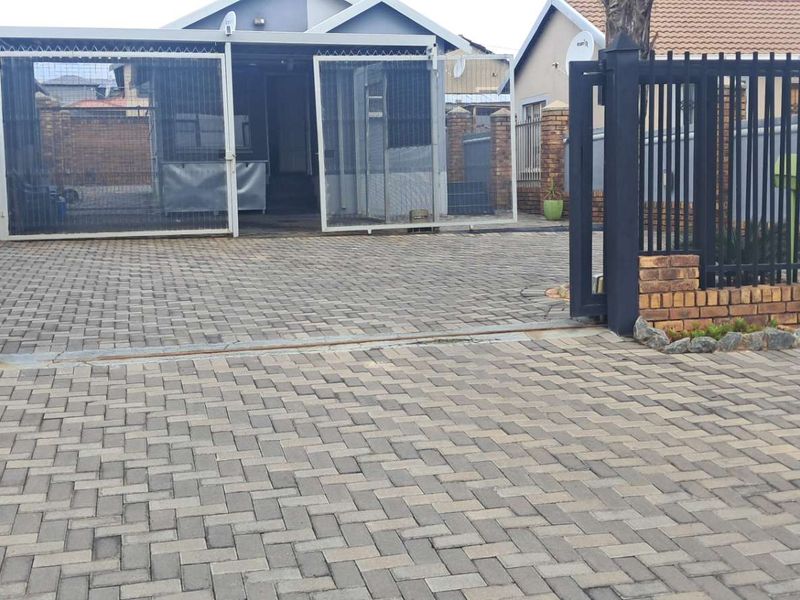 Beautiful 2 bedroom home - Photo 7