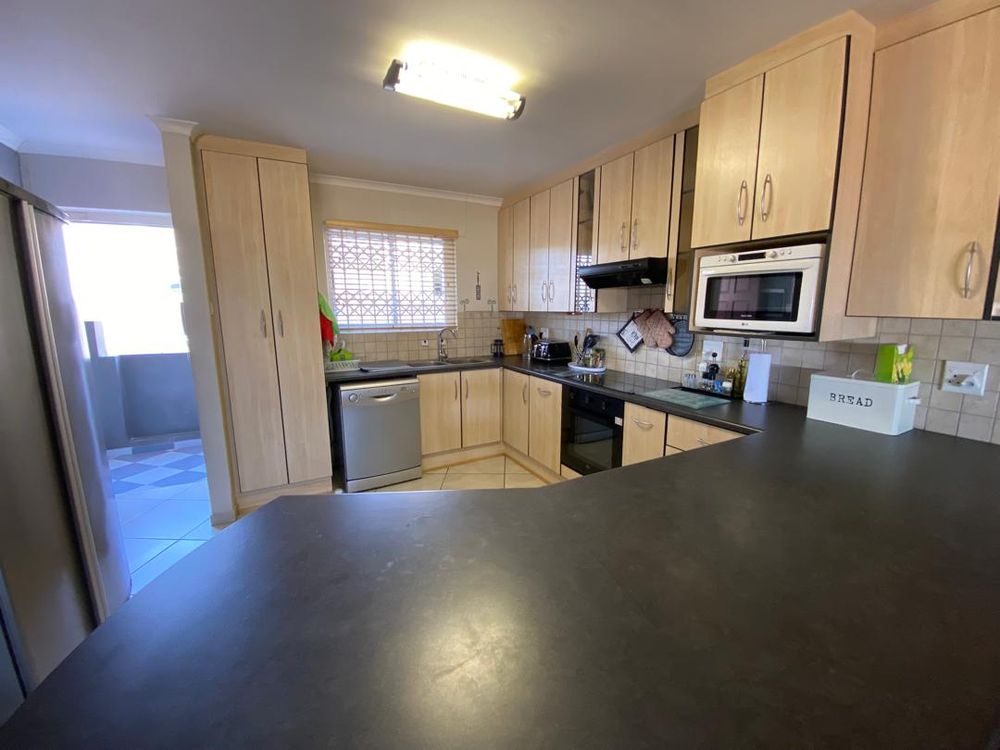 Entrance and kitchen with BIC