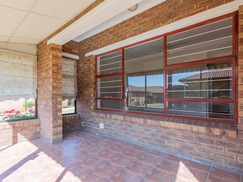 Charming Retirement Living - Photo 8