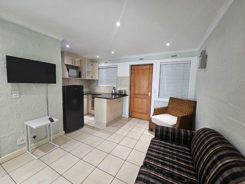 Beautifully renovated and furnished 2 Bed 1 Bath Apartment with open plan living area with kitchenett - Photo 9