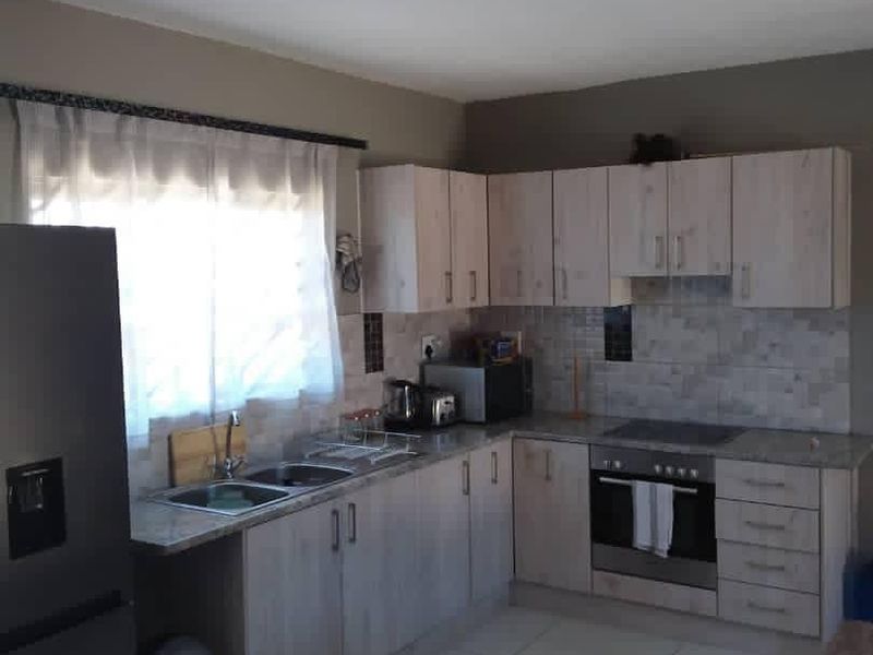 Flat for sales in Soweto- Katutura - Photo 2