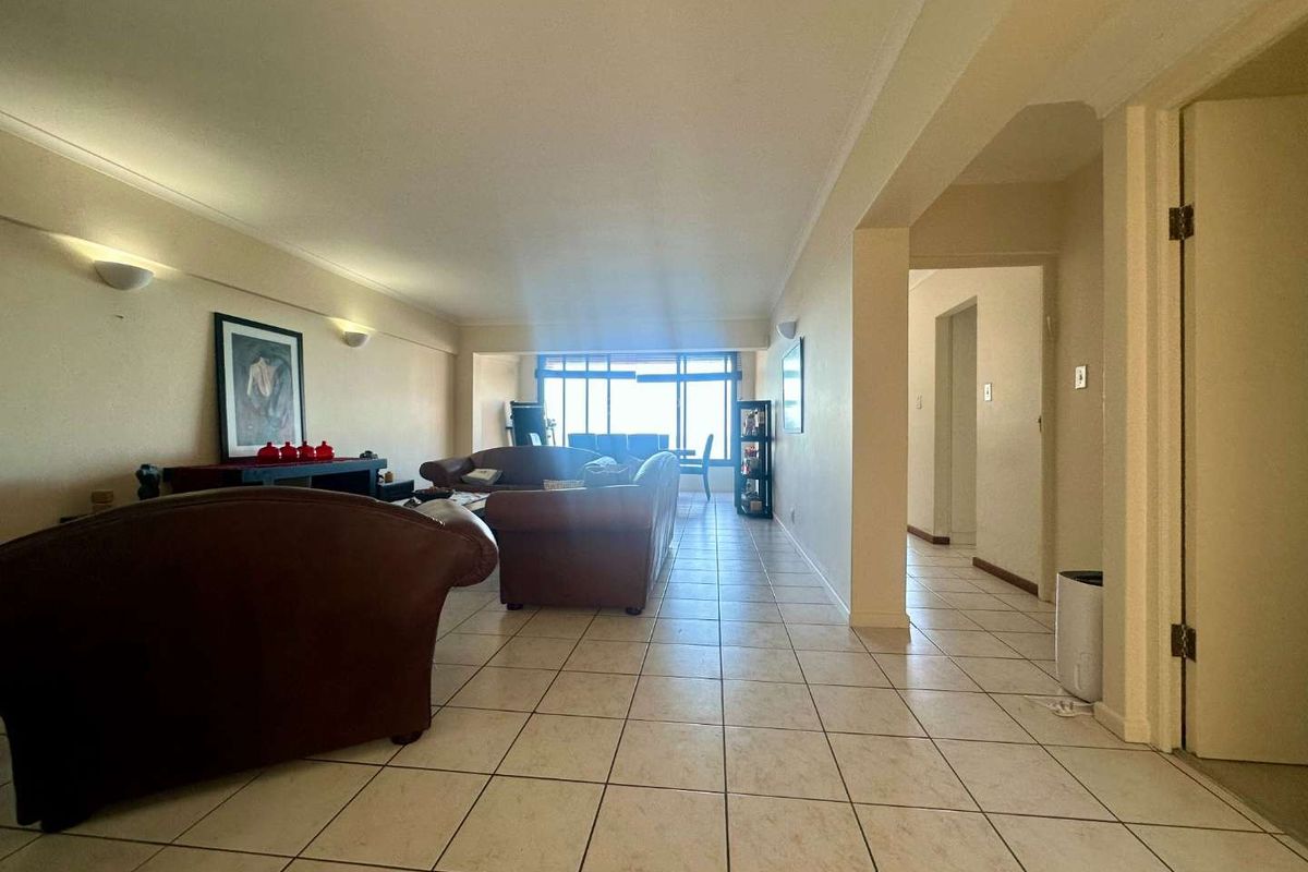 Spacious Sea-Facing Apartment in St James - Photo 5