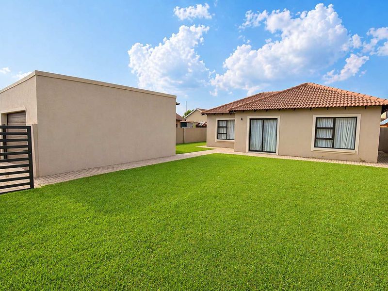 Stunning Modern Home in Savanna Estate - Photo 2