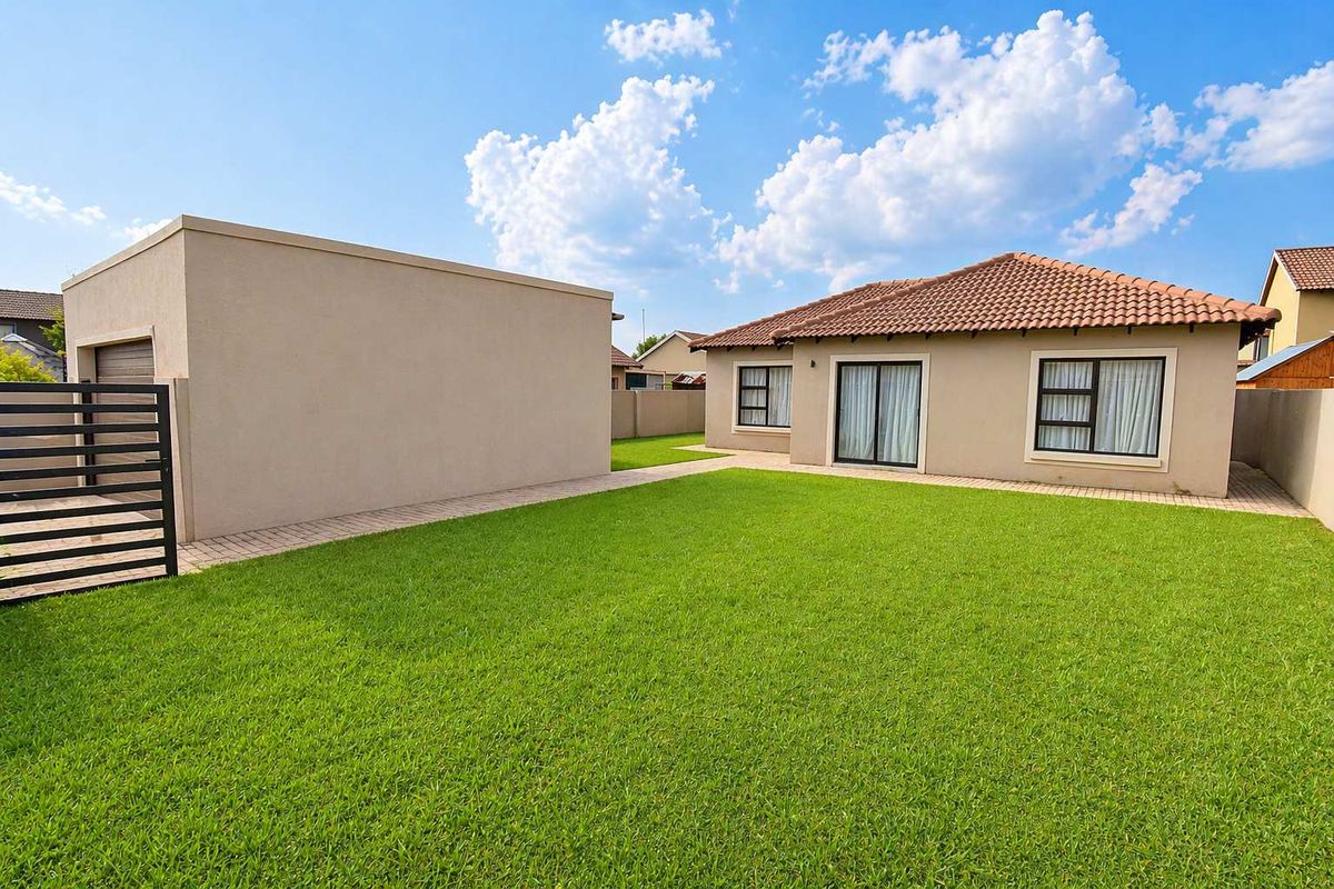 Stunning Modern Home in Savanna Estate - Photo 2