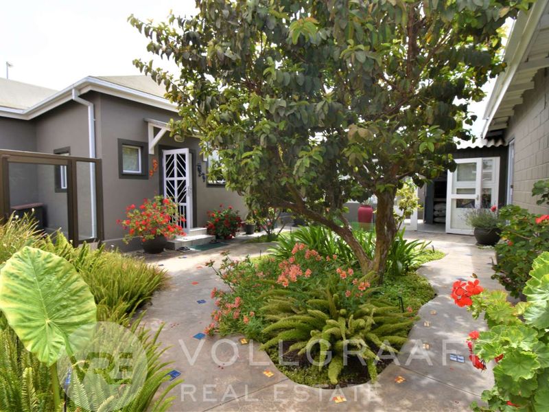 Investor’s dream: Stylish home plus 3 beautiful income-generating flatlets in CBD, Swakopmund - Photo 5