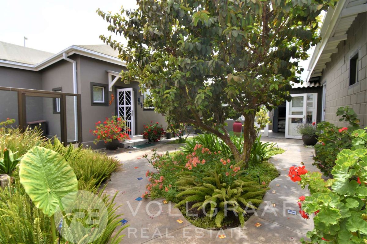 Investor’s dream: Stylish home plus 3 beautiful income-generating flatlets in CBD, Swakopmund - Photo 5