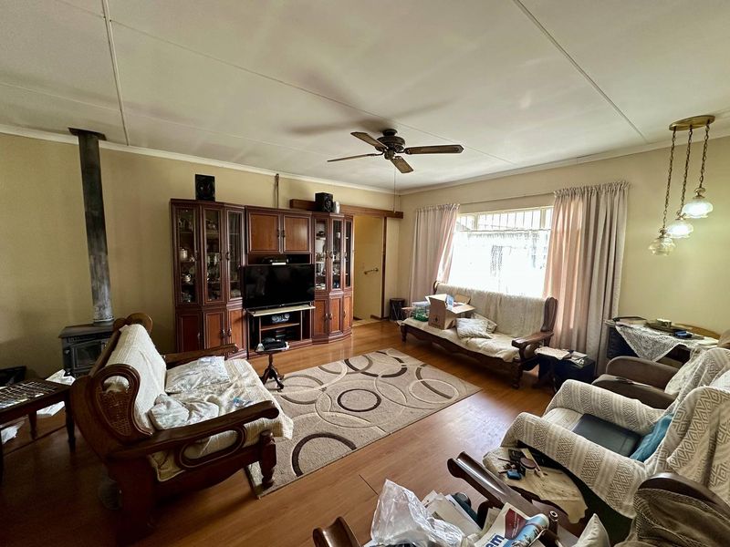 Spacious Family Home with Flatlet & Pool on Corner Stand - Photo 4