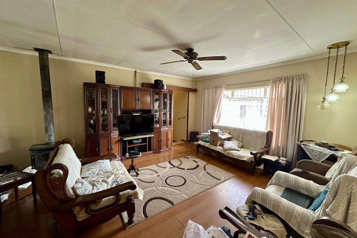 Spacious Family Home with Flatlet & Pool on Corner Stand - Photo 4