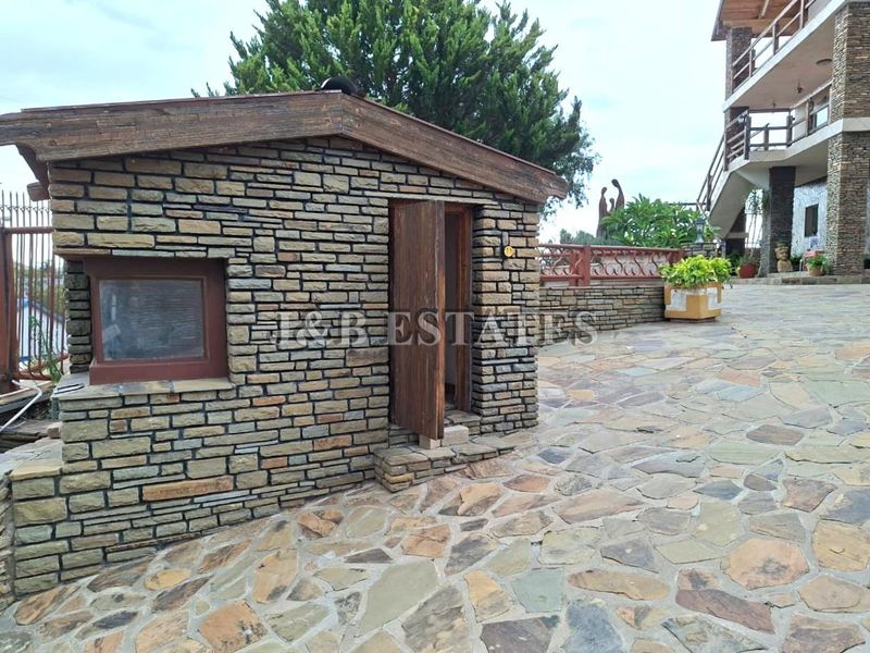 "Indulge in Opulence: Spacious Mansion with 5 Entertainment Areas!" - Photo 4