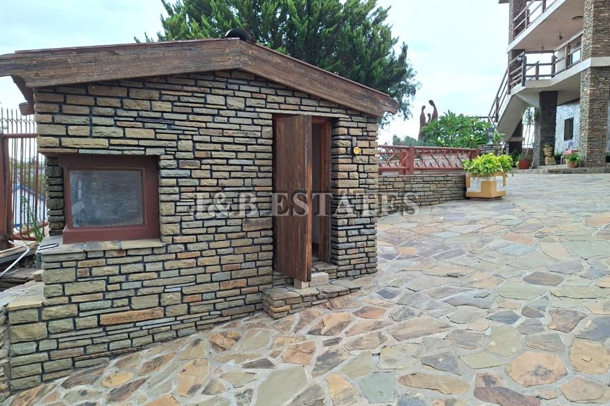 "Indulge in Opulence: Spacious Mansion with 5 Entertainment Areas!" - Photo 4