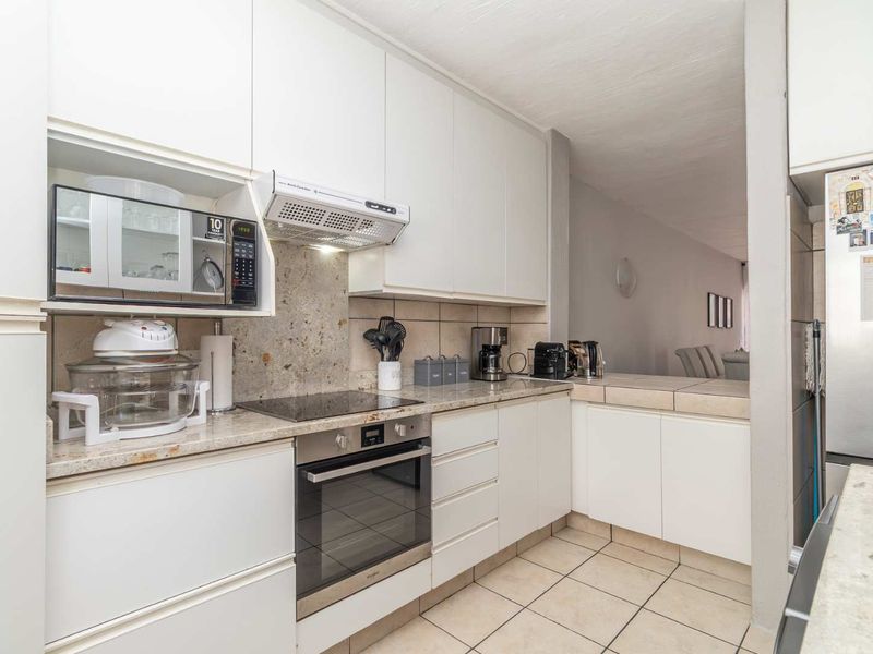 "Secure, Stylish and Spacious - Welcome Home" - Photo 4