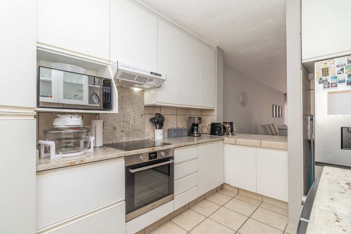 "Secure, Stylish and Spacious - Welcome Home" - Photo 4