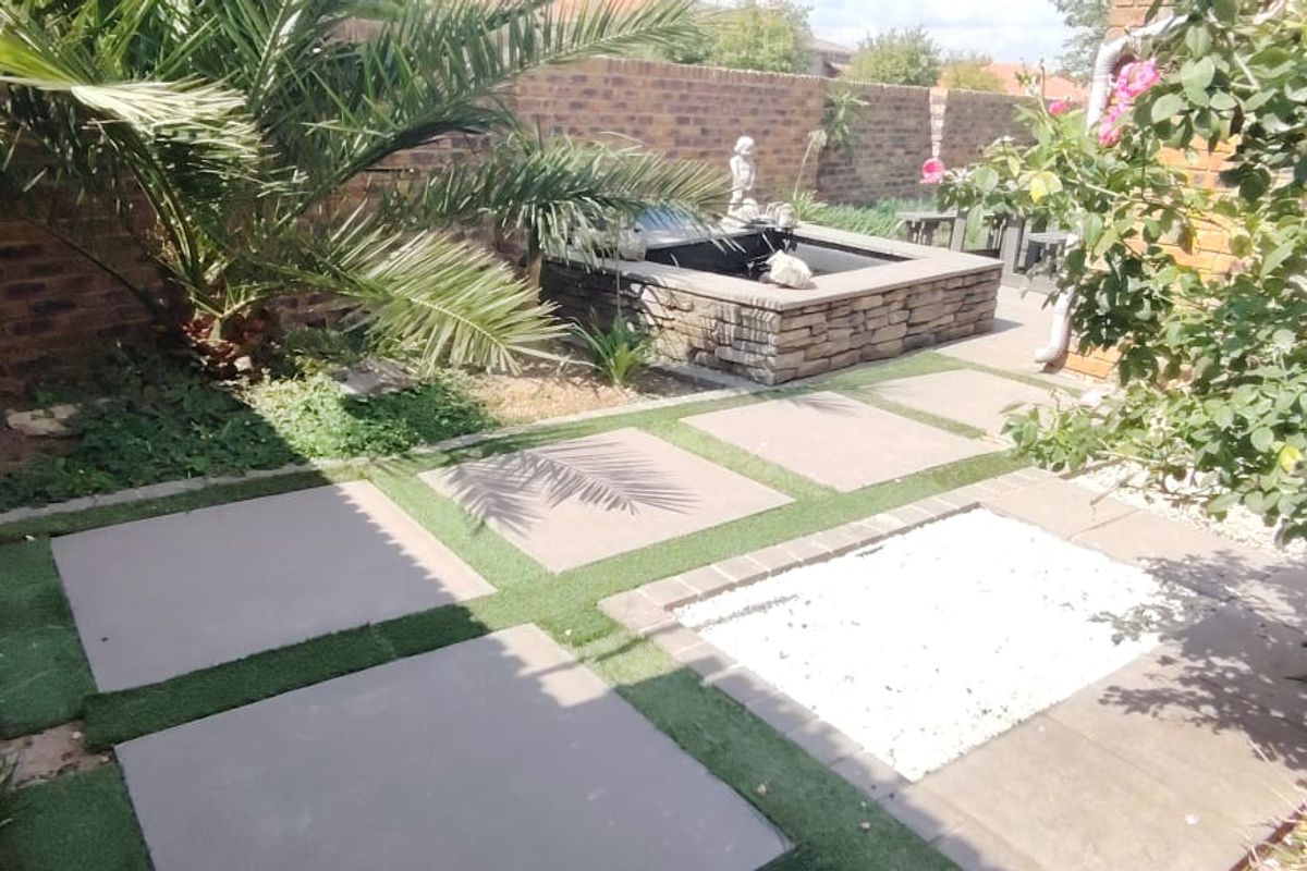 Absolute stunning facebrick 2 bedroom unit with lockup garage . Magnificient established garden and  koi pond. - Photo 5