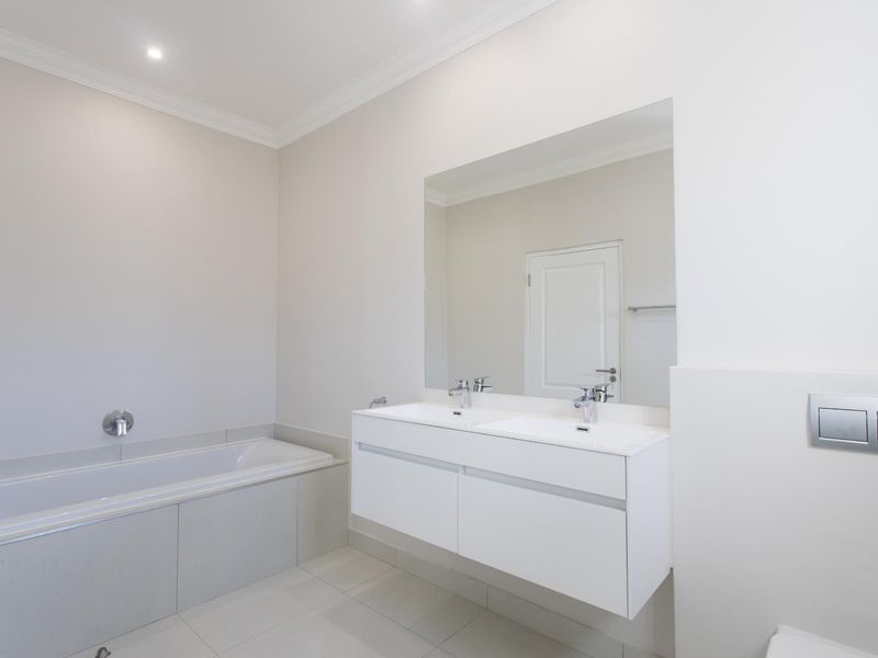 Family Three-Bedroom Home to Rent in The Vines II on Val de Vie Estate - Photo 8