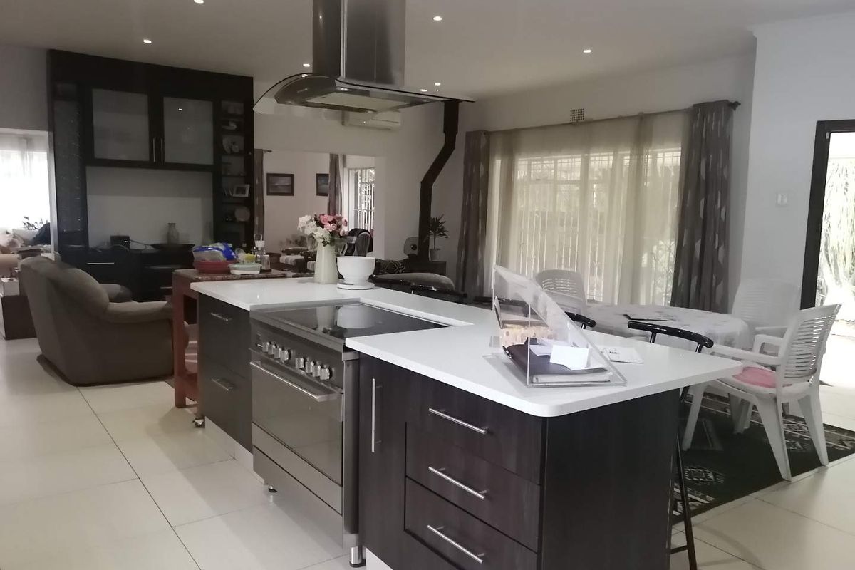 Family home with stunning kitchen and open plan living areas - Photo 4