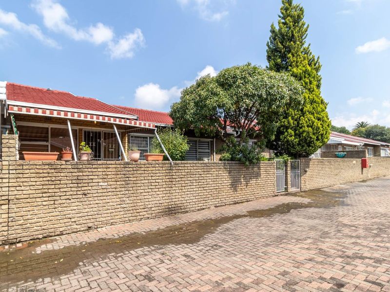 Charming Simplex Living with Endless Potential. Sorry unfortunately no pets - Photo 3