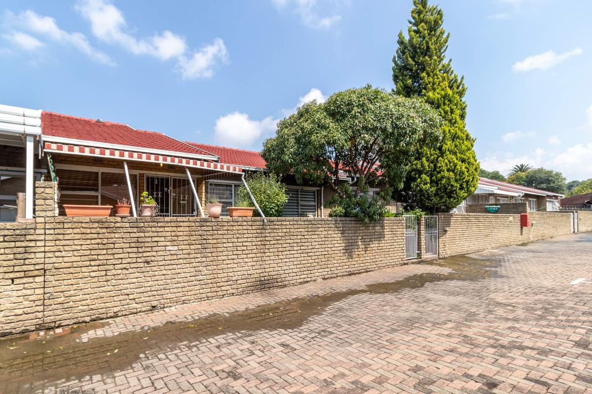 Charming Simplex Living with Endless Potential. Sorry unfortunately no pets - Photo 3