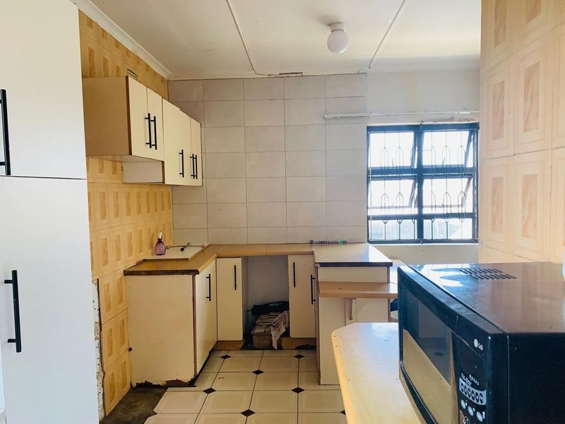 Spacious Five-Bedroom Haven Awaiting Your Touch in Umlazi - Photo 6