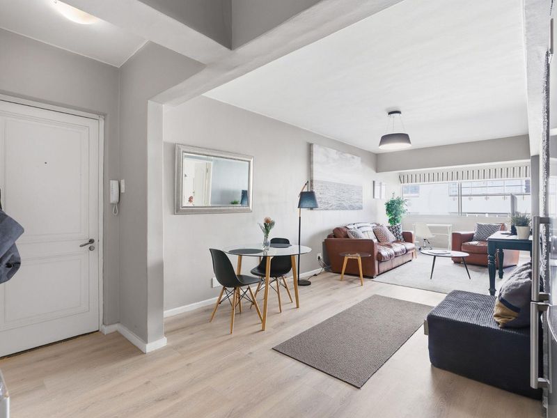Stunning 1-Bedroom Ocean View Apartment in Mouille Point - Photo 6