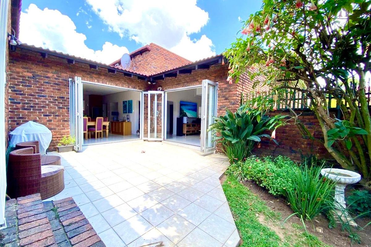 GORGEOUS 4 BED GARDEN TOWNHOUSE IN GALLO MANOR - Photo 2