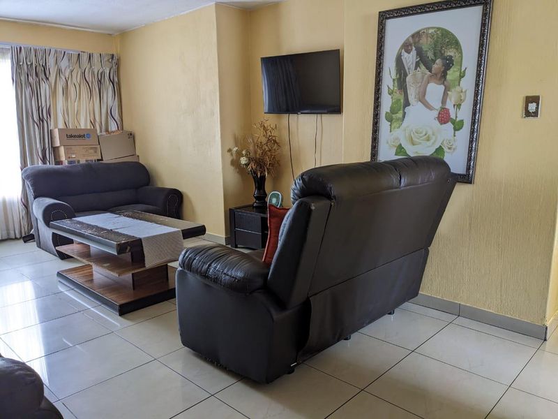 Cute Primrose Townhouse: Secure, Solar-Powered Living Perfect for First-Time Buyers! - Photo 5