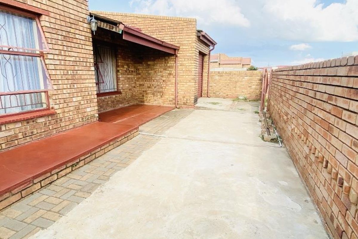 Spacious Family Home For Sale In Ext11 - Photo 2