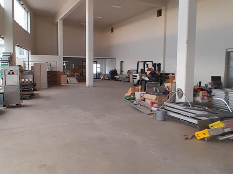 Warehouse/Shop front Space in Beautiful building Prosperita to let - Photo 8