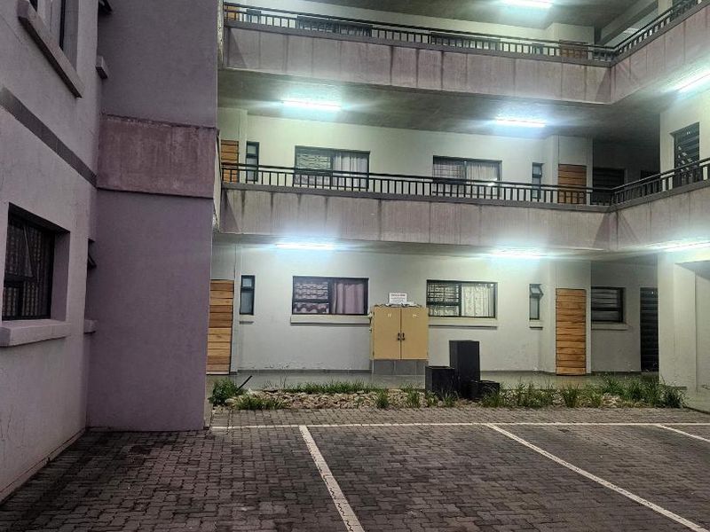 A stylish ,well kept apartment perfect for comfort living or rental income - Photo 2