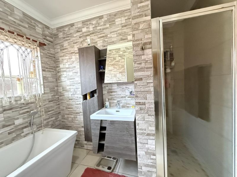 Prime 3 Bedroom Townhouse in Constantia Kloof with Solar and Double Garage - Photo 10