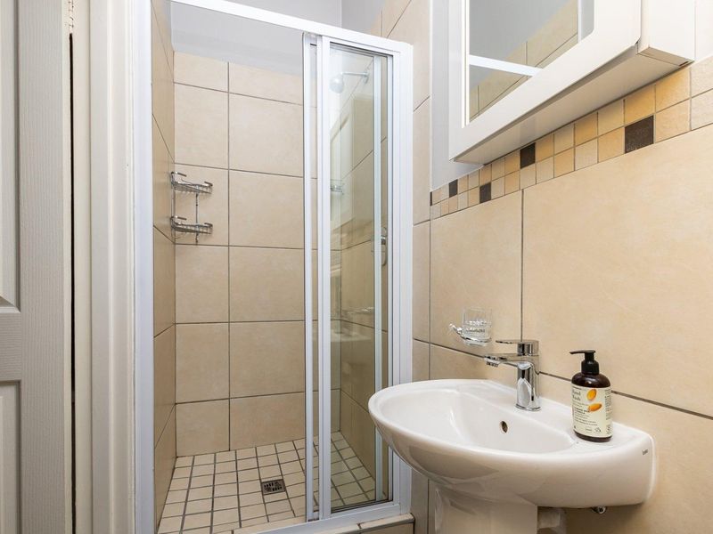 Modern 2-Bedroom Apartment in the Heart of Claremont, Cape Town - Photo 9