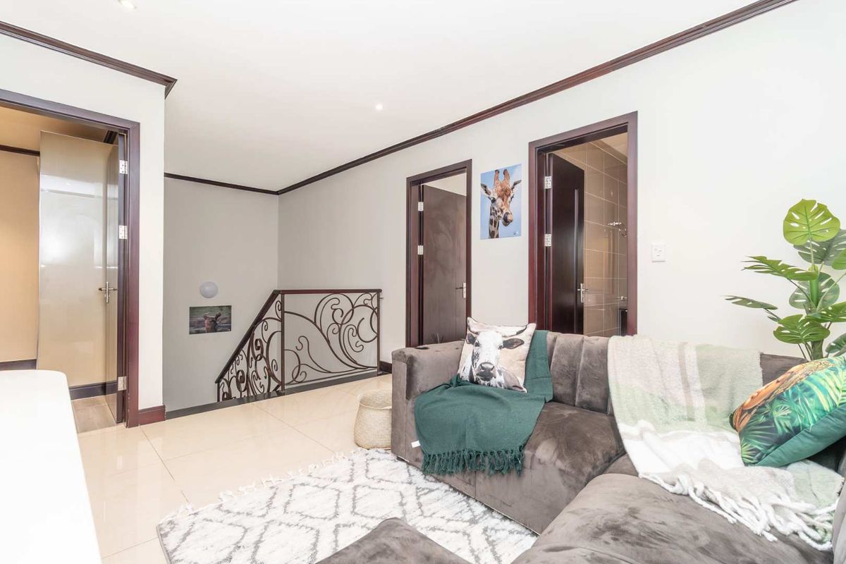 Modern and furnished three-bedroom, two-bathroom townhouse in Carlswald – Midrand - Photo 3