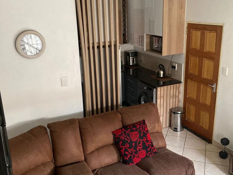 THREE BEDROOM TOWNHOUSE FOR SALE IN DAWN PARK - Photo 4