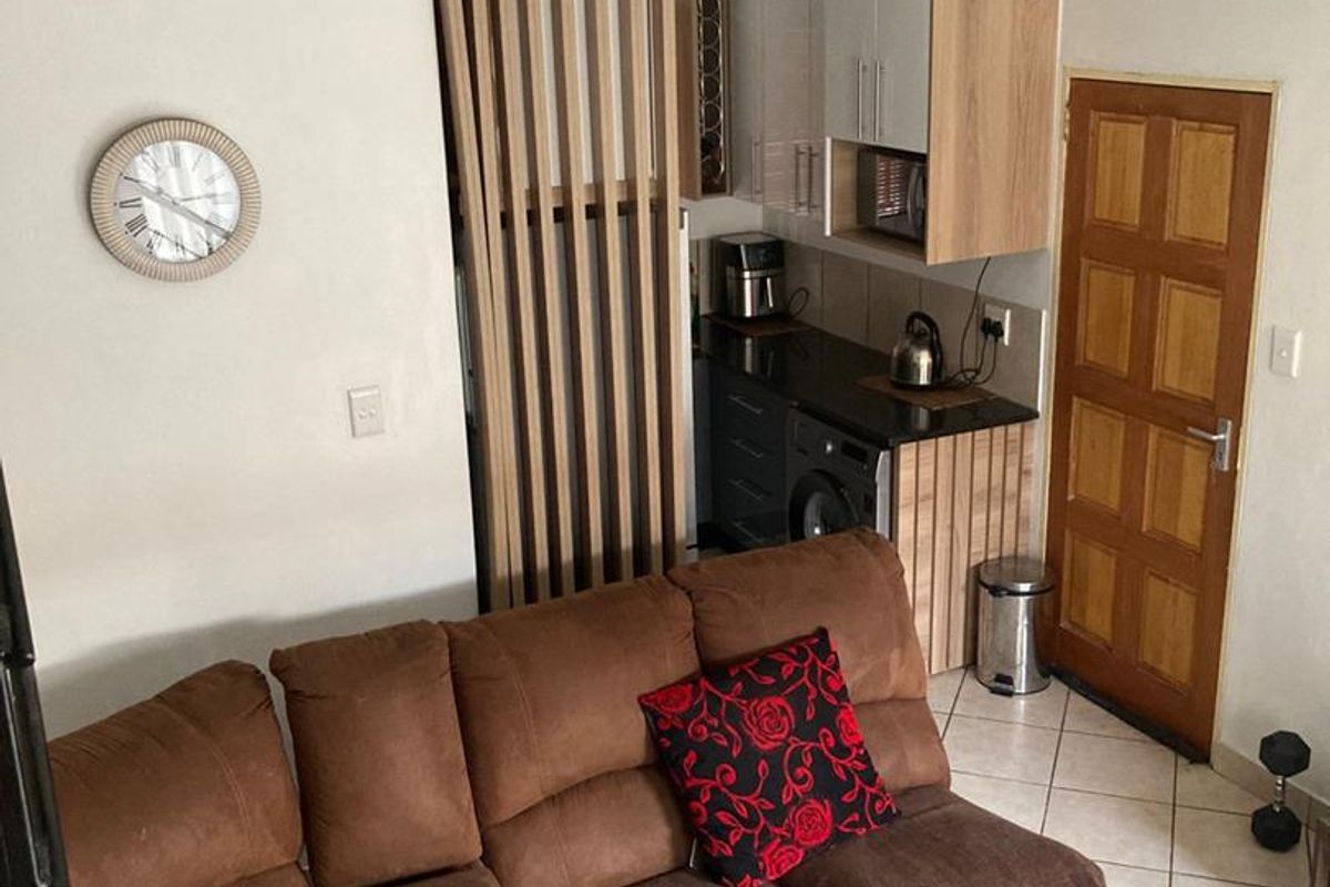 THREE BEDROOM TOWNHOUSE FOR SALE IN DAWN PARK - Photo 4