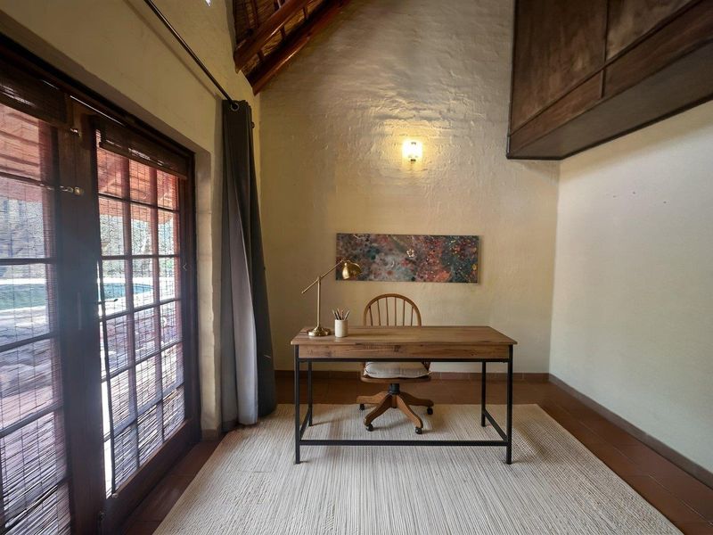 Charming Thatched Home in Canyon Game Reserve - Photo 9